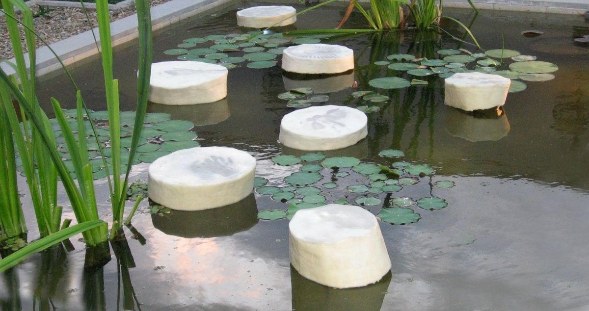 Fossili nelle acque durmienti. panoramica de la instalaci&amp;oacute;n.Giardino di Villa Il Palagio, Italia. &amp;nbsp;
