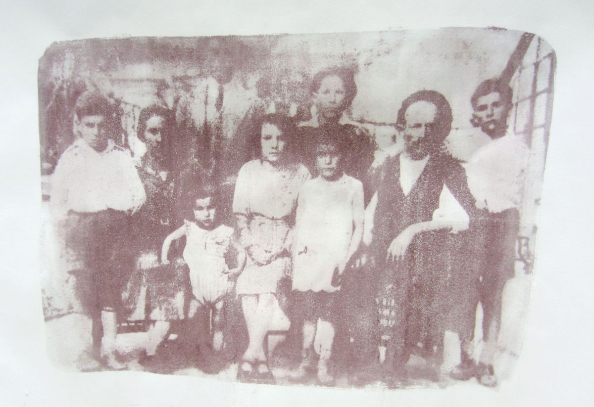 Virginia L&amp;oacute;pez.&amp;nbsp;Hortus (in)conclusus. 2015. serie de fotograf&amp;iacute;as en GBC sobre papel algod&amp;oacute;n. 100x70cm. Familia Cuetu