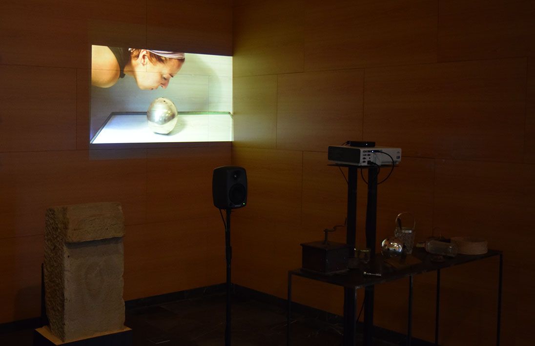 exposici&amp;oacute;n Objetos ((eco)) Arueolog&amp;iacute;a de los afectos. Museo Villa Romana de Veranes. 7 julio- 26 agosto 2018. detalle de la videoinstalaci&amp;oacute;n.
