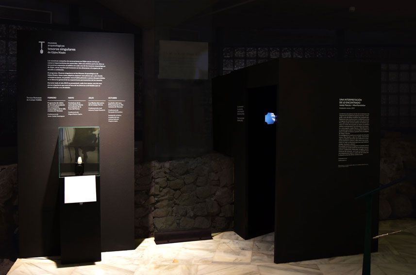 Vitrina con la "piedra del rayo" y&amp;nbsp;pabell&amp;oacute;n creado para la instalaci&amp;oacute;n audiovisual.Museo Termas Romnas de Campo Vald&amp;eacute;s.&amp;nbsp;