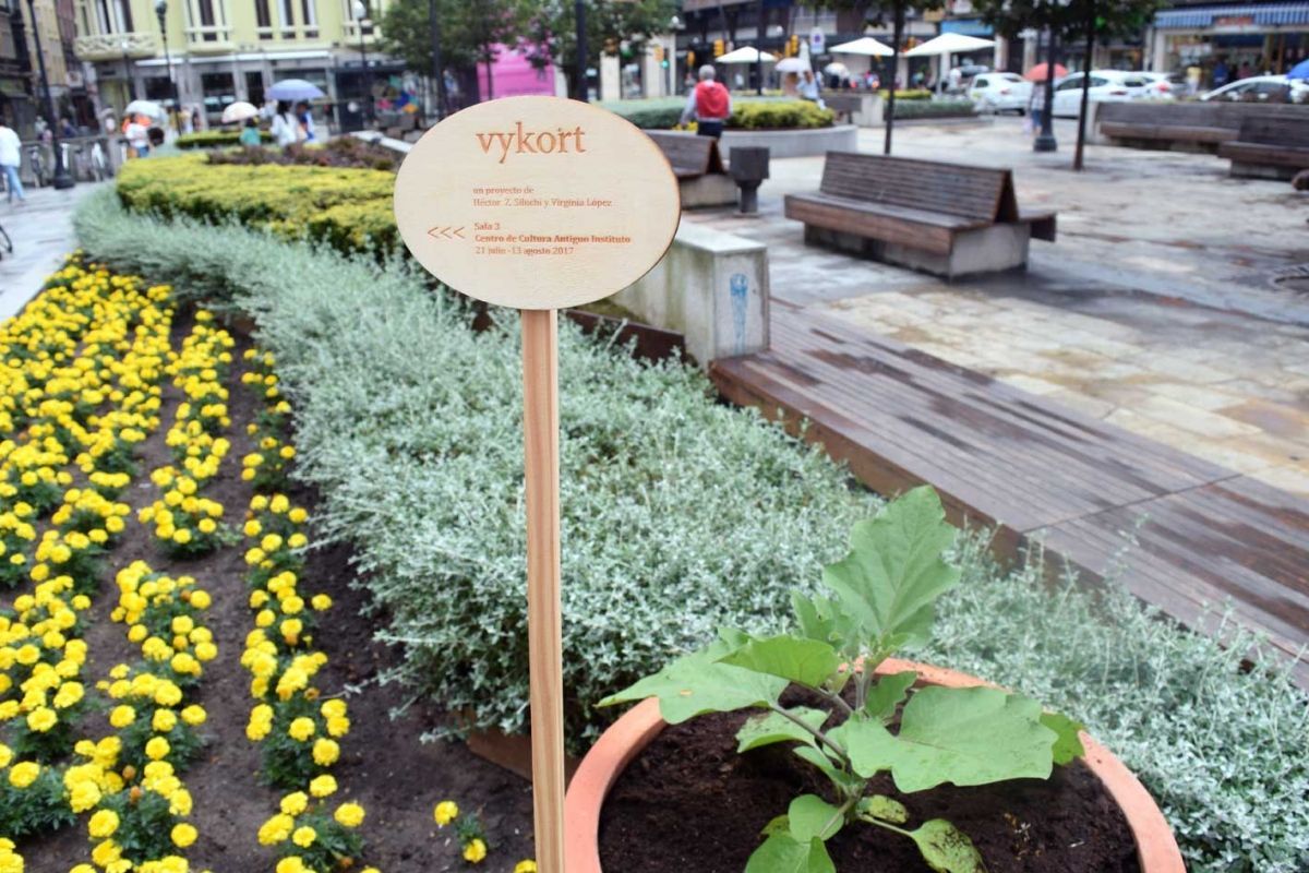 Vykort.&amp;nbsp;Virginia L&amp;oacute;pez y H&amp;eacute;ctor Z. Siluchi. Plaza del Parch&amp;iacute;s. Presentaci&amp;oacute;n y Plantaci&amp;oacute;n de berenjenas.&amp;nbsp;
